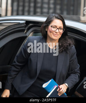 A Downing Street, Londra, Regno Unito. Il 22 ottobre 2019. Priti Patel, Segretario di Stato per il Dipartimento Home, Home Secretary, a Downing Street per settimanale riunione del gabinetto. Credito: Malcolm Park/Alamy Live News. Foto Stock