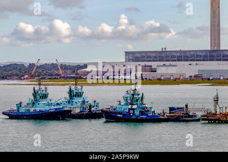 Rimorchiatori ormeggiato a Fawley raffineria in Hampshire, visualizzato quando si lascia il porto di Southampton, Inghilterra, Regno Unito. Foto Stock