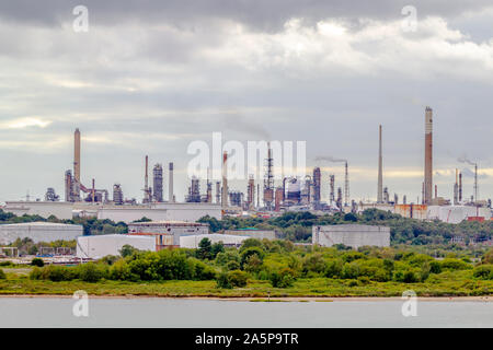 Spese di spedizione ormeggiato a Fawley raffineria in Hampshire, visualizzato quando si lascia il porto di Southampton, Inghilterra, Regno Unito. Foto Stock