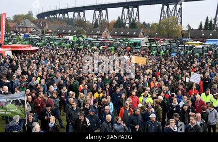 Rendsburg, Germania. 22 ottobre, 2019. La dimostrazione di agricoltori sostare di fronte i loro trattori presso la dimostrazione. Su tutto il territorio nazionale, gli agricoltori stanno protestando contro il governo federale della politica agricola comune con manifestazioni. Credito: Carsten Rehder/dpa/Alamy Live News Foto Stock