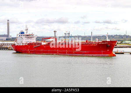 Agios Nikolaos 1V, olio/chimico, tanker ormeggiato a Fawley raffineria in Hampshire, visualizzato quando si lascia il porto di Southampton, Inghilterra, Regno Unito. Foto Stock