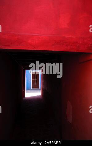 Rotes Haus und blaue Tür Foto Stock