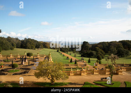 Giardini formali, Osborne House è un ex regina Victoria residenza estiva in East Cowes, Isle of Wight, Regno Unito. Foto Stock