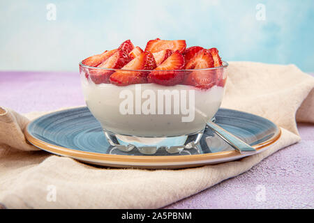 Fragola crema pasticcera, budino alla fragola su sfondo di legno. Foto Stock