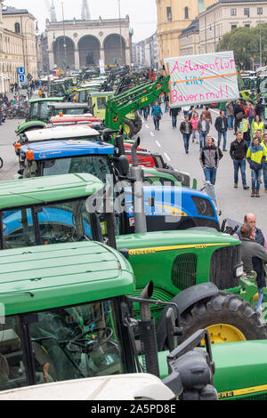 Monaco di Baviera, Germania. 22 ottobre, 2019. Molti trattori in diverse righe di stand durante una dimostrazione sulla Ludwigstrasse tra Siegestor e Odeonsplatz. La protesta degli agricoltori con l' azione contro l' attuale politica agricola. Credito: Pietro Kneffel/dpa/Alamy Live News Foto Stock