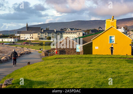 Casa Gialla con la figura di Charlie Chaplin, Waterville County Kerry, Irlanda Foto Stock