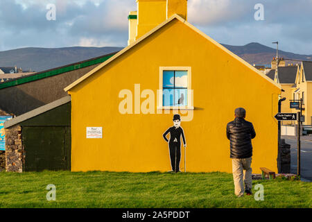 Casa Gialla con la figura di Charlie Chaplin, Waterville County Kerry, Irlanda Foto Stock