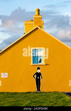 Casa Gialla con la figura di Charlie Chaplin, Waterville County Kerry, Irlanda Foto Stock