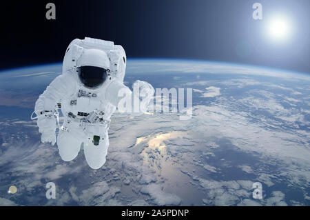Astronauta al di sopra del pianeta Terra. Gli elementi di questa immagine sono state arredate dalla NASA. Foto Stock