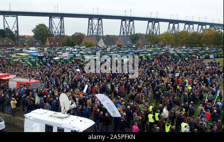 Rendsburg, Germania. 22 ottobre, 2019. La dimostrazione di agricoltori sostare di fronte i loro trattori presso la dimostrazione. Su tutto il territorio nazionale, gli agricoltori stanno protestando contro il governo federale della politica agricola comune con manifestazioni. (Registrazione con drone) Credito: Carsten Rehder/dpa/Alamy Live News Foto Stock