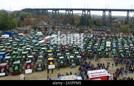 Rendsburg, Germania. 22 ottobre, 2019. La dimostrazione di agricoltori sostare di fronte i loro trattori presso la dimostrazione. Su tutto il territorio nazionale, gli agricoltori stanno protestando contro il governo federale della politica agricola comune con manifestazioni. (Registrazione con drone) Credito: Carsten Rehder/dpa/Alamy Live News Foto Stock