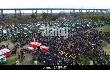 Rendsburg, Germania. 22 ottobre, 2019. La dimostrazione di agricoltori sostare di fronte i loro trattori presso la dimostrazione. Su tutto il territorio nazionale, gli agricoltori stanno protestando contro il governo federale della politica agricola comune con manifestazioni. (Registrazione con drone) Credito: Carsten Rehder/dpa/Alamy Live News Foto Stock