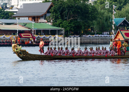 Bangkok, Tailandia - 21 Ottobre 2019: Thai Royal chiatte partecipare a una processione a Bangkok il Fiume Chao Phraya. Foto Stock