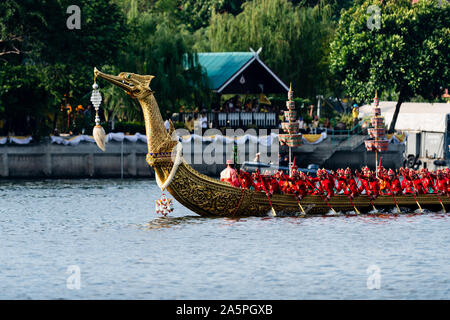 Bangkok, Tailandia - 21 Ottobre 2019: Thai Royal chiatte partecipare a una processione a Bangkok il Fiume Chao Phraya. Foto Stock