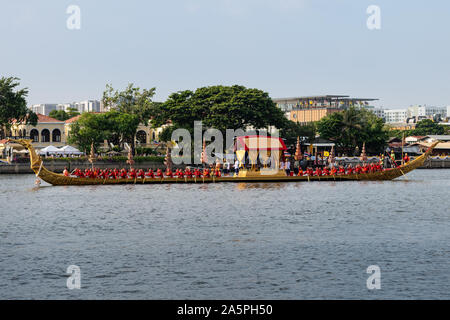 Bangkok, Tailandia - 21 Ottobre 2019: Thai Royal chiatte partecipare a una processione a Bangkok il Fiume Chao Phraya. Foto Stock