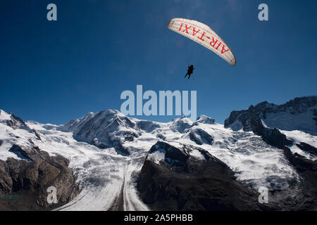 Gornergrat mostra Air Taxi Parapendio Deltaplano sopra Monte Rossa e il massiccio del Monte Cervino, al di sopra di Zermatt in Svizzera. Settembre 2019 il Gorner Gl Foto Stock