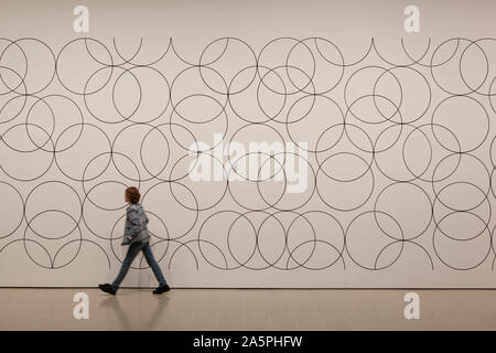 Un ragazzo cammina passato "Compositin in cerchi 4, 2004" in una retrospettiva di lavori da parte di British op-art specialista Bridget Riley apre presso la Hayward Gallery nella Southbank. Foto Stock