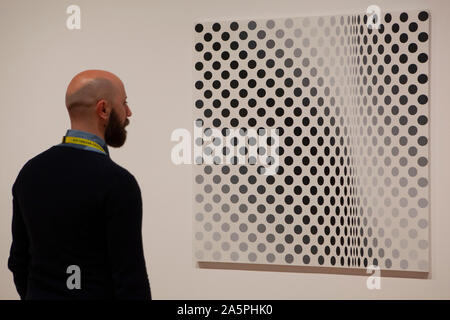 Un uomo guarda 'Pausa, 1964' in una retrospettiva di lavori da parte di British op-art specialista Bridget Riley apre presso la Hayward Gallery nella Southbank. Foto Stock