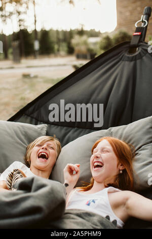 Fratello e Sorella giacente in amaca Foto Stock