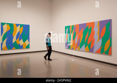 Una retrospettiva di lavori da parte di British op-art specialista Bridget Riley apre presso la Hayward Gallery nella Southbank. Foto Stock