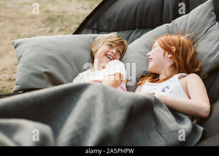 Fratello e Sorella giacente in amaca Foto Stock