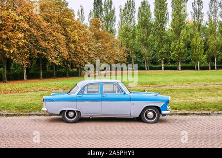 Anni sessanta Ford Zodiac auto parcheggiate su un sideroad in Milton Keynes Foto Stock