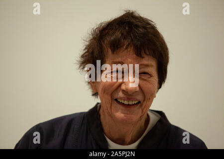 Una retrospettiva di lavori da parte di British op-art specialista Bridget Riley apre presso la Hayward Gallery nella Southbank. L'artista, ora di età compresa tra i 88, è visto qui con il suo lavoro Foto Stock