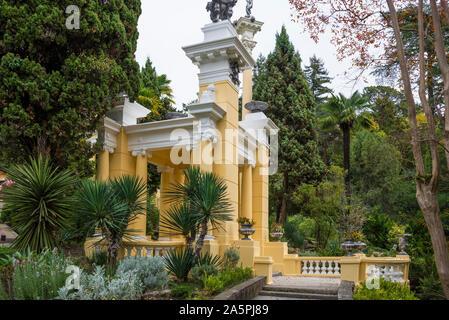 Gazebo moresco nell'Arboreto di Sochi la Russia. Il giorno 18 Ottobre 2019 Foto Stock