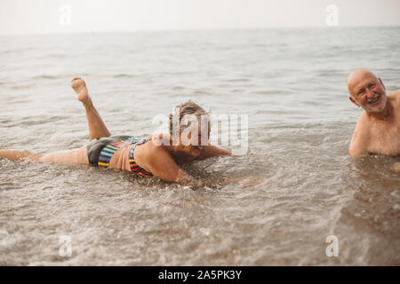 Coppia senior presso la spiaggia Foto Stock