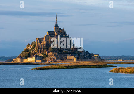 Mont-Saint-Michel con il fiume Couesnon nel sole di sera, in Normandia, Francia Foto Stock