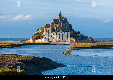 Mont-Saint-Michel con il fiume Couesnon nel sole di sera, in Normandia, Francia Foto Stock