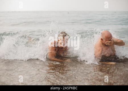 Coppia senior di balneazione in mare Foto Stock