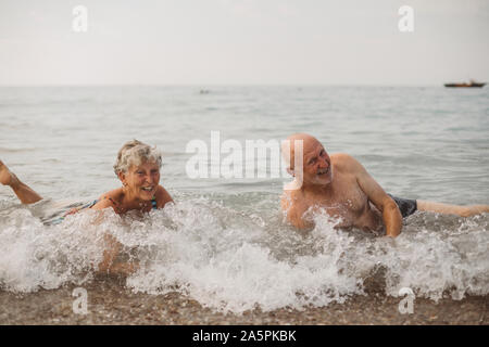 Coppia senior di balneazione in mare Foto Stock