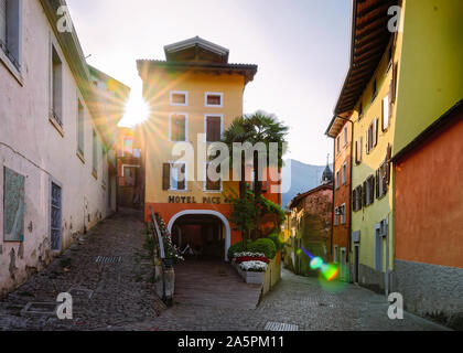 Paesaggio con hotel Edificio in Arco centro città Foto Stock