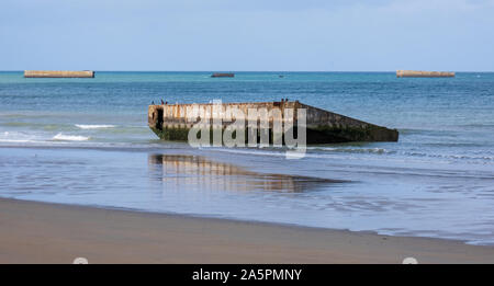 Resti di Mulberry Harbour sulla spiaggia d'oro ad Arromanches-les-Bains, Normandia, Francia Foto Stock