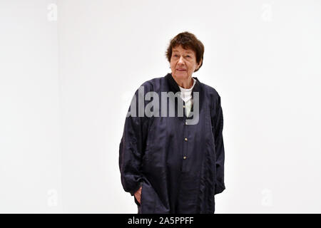 Hayward Gallery di Londra, Regno Unito. 22 ott 2019. Artista Bridget Riley, ad Hayward Gallery. Bridget Riley, celebrato artista britannico presenta una grande mostra retrospettiva del lavoro, che caratterizza la sua iconica in bianco e nero dipinti a partire dagli anni sessanta, alla Hayward Gallery di Londra, Regno Unito - 22 ottobre 2019 Credit: Nils Jorgensen/Alamy Live News Foto Stock