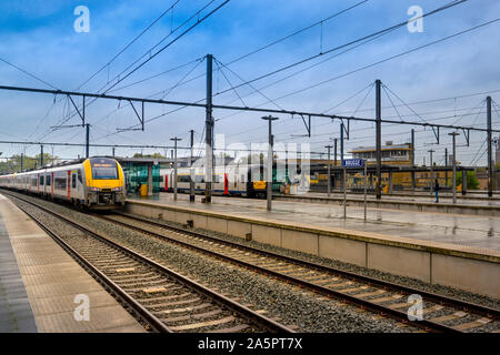 Brugge , Belgio - 11 Ottobre 2019: alla stazione di Bruges segno e allenarsi in attesa intorno a. Foto Stock