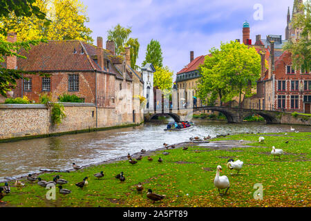 Bruges, Belgio - 11 Ottobre 2019: il ponte di pietra sul lago dell'amore. Vista panoramica Vicino Begijnhof. Foto Stock