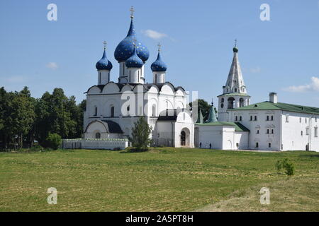 Bella e antica chiesa in una giornata di sole. Suzdal, Russia Foto Stock