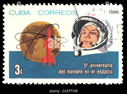 Cuba - Circa 1966: un francobollo stampato in Cuba dedicata ai cinque anni di data del mondo il primo un volo spaziale umano - cosmonauta sovietico Yuri Ga Foto Stock
