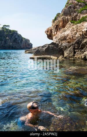 Ragazzo che indossa scuba mask Foto Stock