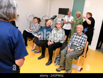 La duchessa di Cornovaglia, presidente della Royal Society di osteoporosi e patrono di contro artrite, durante una visita al Royal Regno ospedali Bagno (RUH), dove ha aperto il nuovo Royal National Hospital per malattie reumatiche (RNHRD) Brownsword e centro terapie. Foto Stock