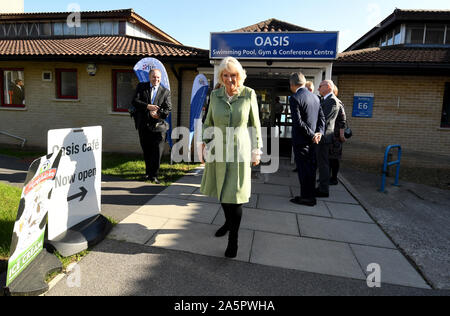 La duchessa di Cornovaglia, presidente della Royal Society di osteoporosi e patrono di contro artrite, durante una visita al Royal Regno ospedali Bagno (RUH), dove ha aperto il nuovo Royal National Hospital per malattie reumatiche (RNHRD) Brownsword e centro terapie. Foto Stock