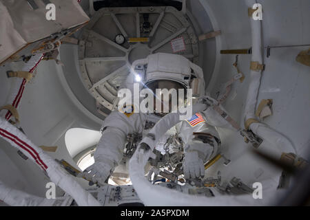 L'astronauta della NASA Jessica Meir si prepara a uscire dall'equipaggio la porzione di bloccaggio della ricerca airlock nel vuoto dello spazio per il suo spacewalk con il compagno astronauta Christina Koch Ottobre 18, 2019 in orbita intorno alla terra. Gli astronauti si è tenuta la prima tutte le femmine spacewalk per sostituire una batteria difettosa di carica e di scarica di unità che non è riuscito ad attivare in seguito alla prima installazione di nuove batterie agli ioni di litio. Foto Stock