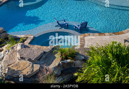 Due poltrone Adirondack in piscina Foto Stock