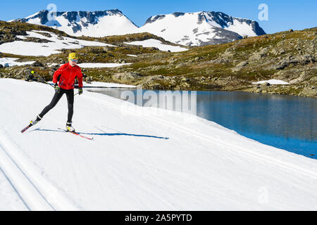 L uomo lo sci di fondo in montagna Foto Stock