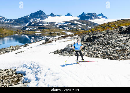 Ragazzo sci di fondo in montagna Foto Stock