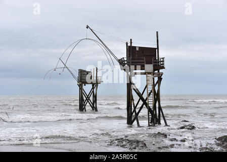 Due carrelet tipiche baite di pesca a Saint-Michel-Chef-Chef, dipartimento Loire-Atlantique, Francia occidentale. Foto Stock