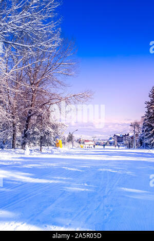 Bansko, Bulgaria inverno ski resort Bansko con pendenza, telecabina cabine e vista montagne Foto Stock