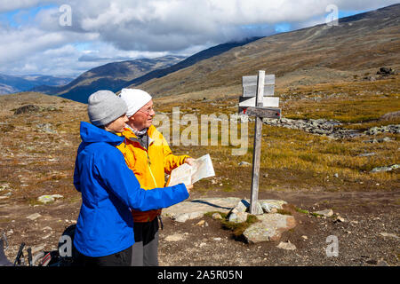 Gli escursionisti in montagna Foto Stock